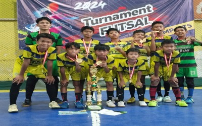 Kembali Ukir Sejarah di Kota Pahlawan, Tim Futsal MI Al-Azhar Menganti Juara 1 Tingkat Jawa Timur